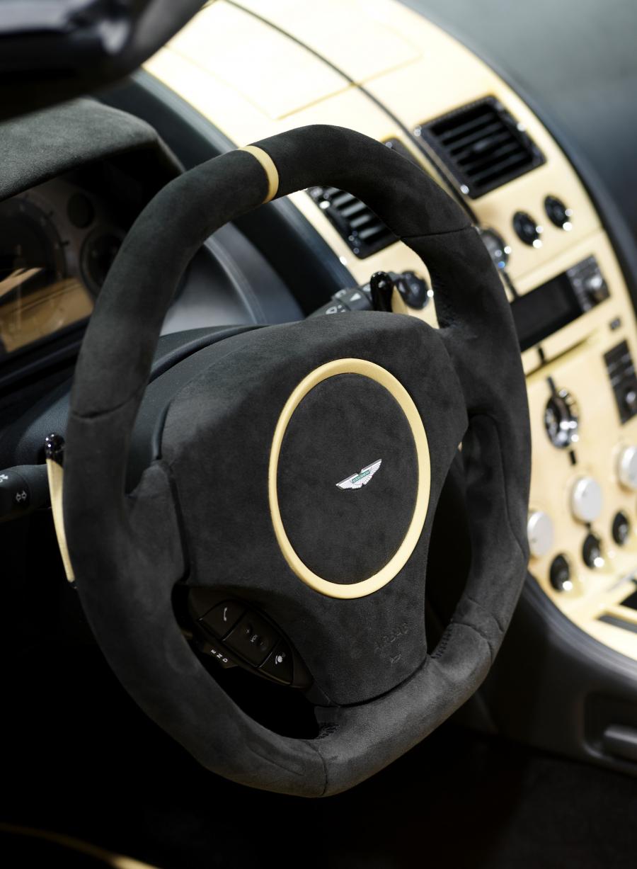 Детали интерьера Aston Martin DB9 Volante by Mansory 2008 года  (фото 9 из 15)